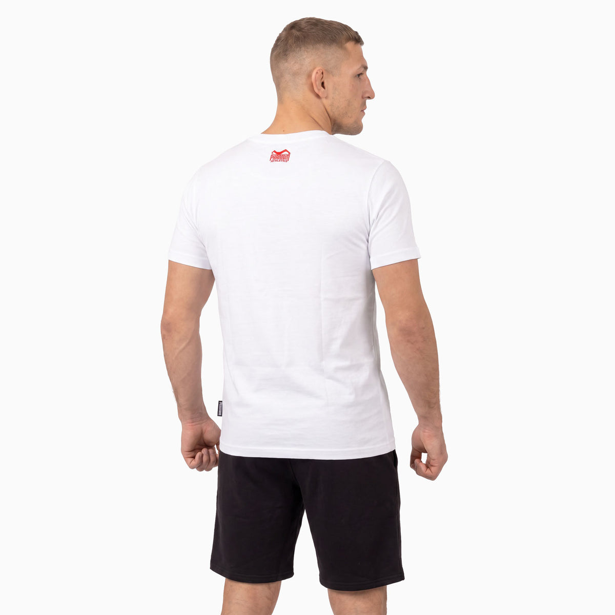 Das weiße Phantom Athletics Team T-Shirt mit rotem Logo überzeugt durch minimalistisches Design und eine moderne sportliche Passform. Die hochwertige Kampfsportbekleidung eignet sich ideal für Training, Gym, Krafttraining und einen aktiven Alltag.