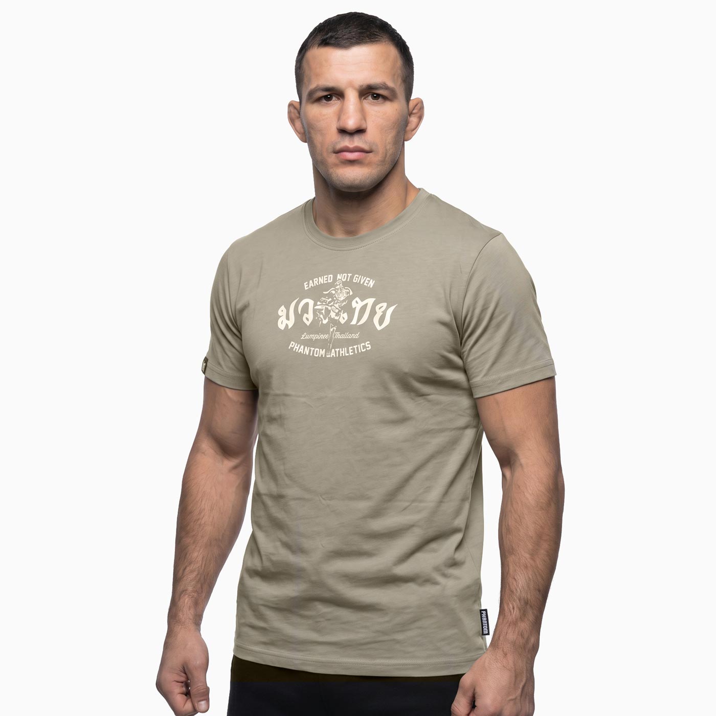 Das Phantom Athletics T-Shirt Warrior in Sage verbindet einen sportlichen Fightwear-Look mit einer modernen grünen Farbgebung. Die hochwertige Kampfsportbekleidung eignet sich ideal für Fighter aus MMA, Boxen, Kickboxen und Muay Thai sowie für Gym und Freizeit.