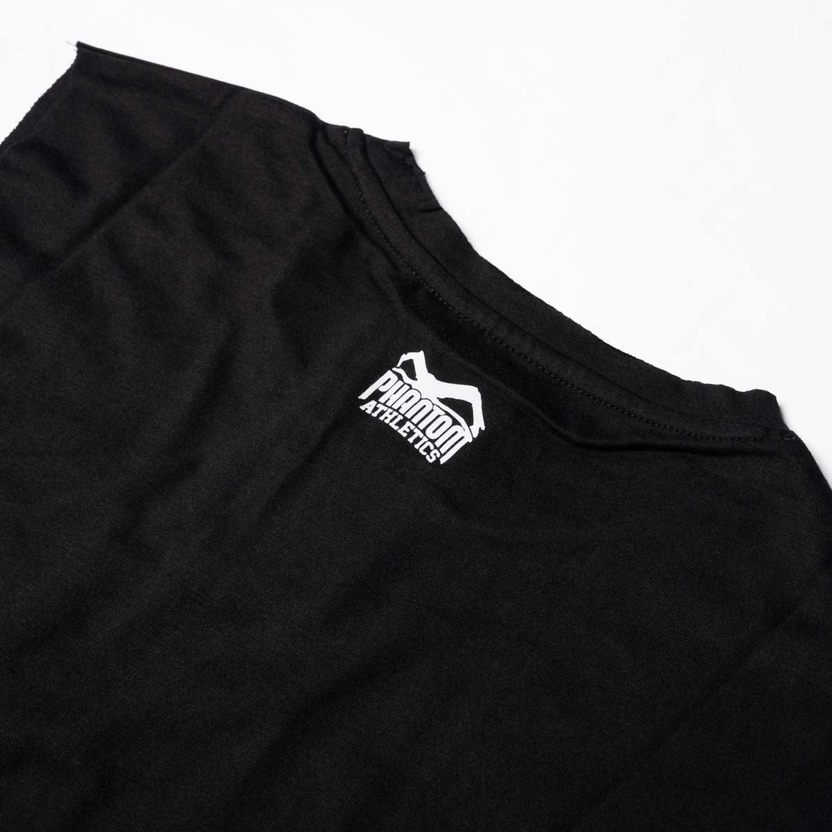 Das Phantom Athletics Blade Sleeveless Shirt in Schwarz verbindet minimalistisches Design mit einem kleinen Schlangenmotiv als Symbol für Entschlossenheit und Stärke. Die hochwertige Kampfsportbekleidung bietet hohen Komfort bei Muay Thai, Kickboxen, MMA und Krafttraining.