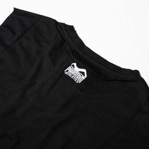 Das Phantom Athletics Blade Sleeveless Shirt in Schwarz verbindet minimalistisches Design mit einem kleinen Schlangenmotiv als Symbol für Entschlossenheit und Stärke. Die hochwertige Kampfsportbekleidung bietet hohen Komfort bei Muay Thai, Kickboxen, MMA und Krafttraining.