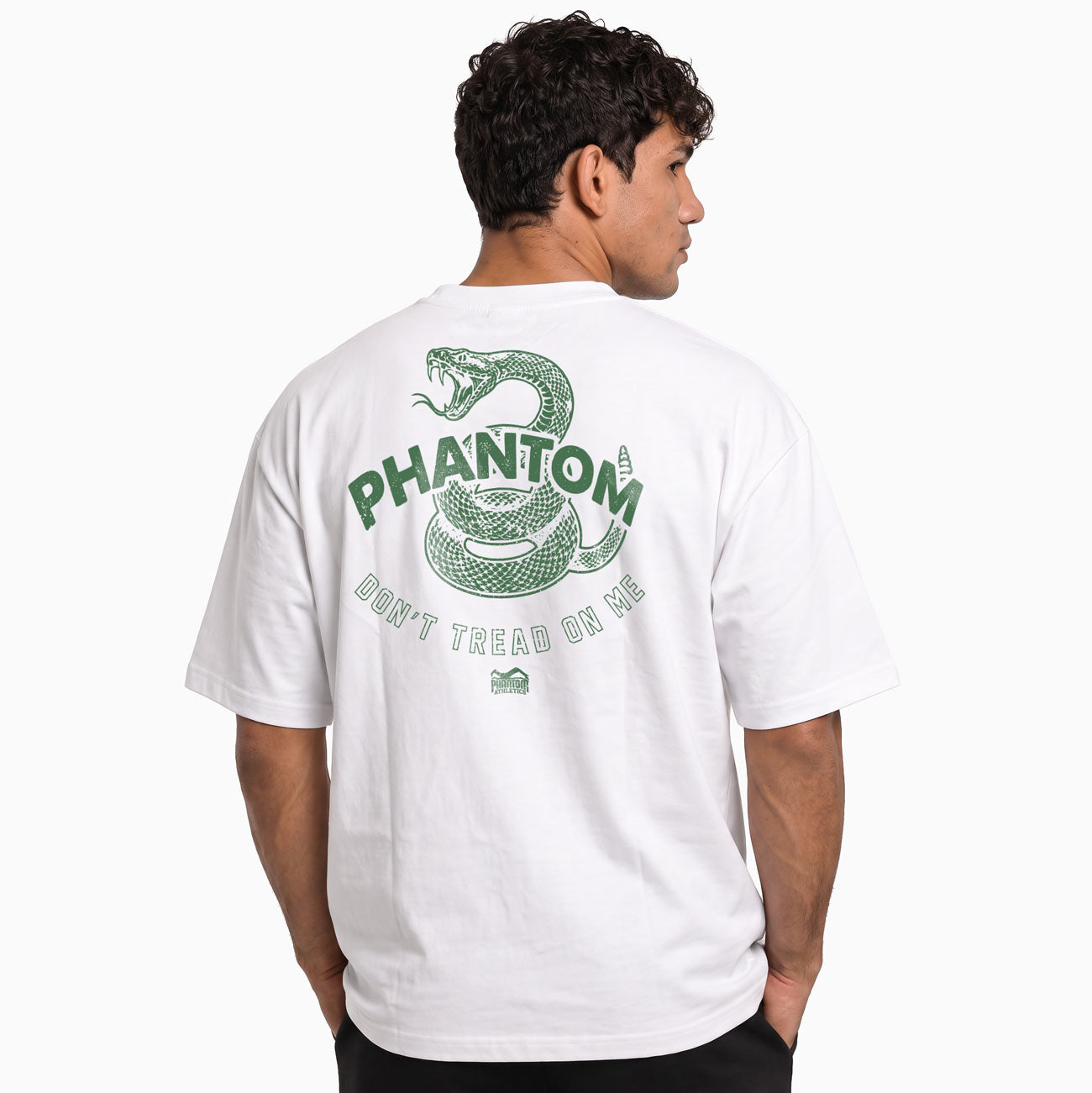 Das Phantom Athletics Oversize Heavy T-Shirt DON'T TREAD ON ME in Weiß kombiniert einen lässigen Oversize Fit mit einem markanten Schlangenmotiv und großem Rückenprint. Die hochwertige Kampfsportbekleidung aus 100 % Baumwolle eignet sich ideal für MMA, Boxen, Kickboxen, Muay Thai und Freizeit.