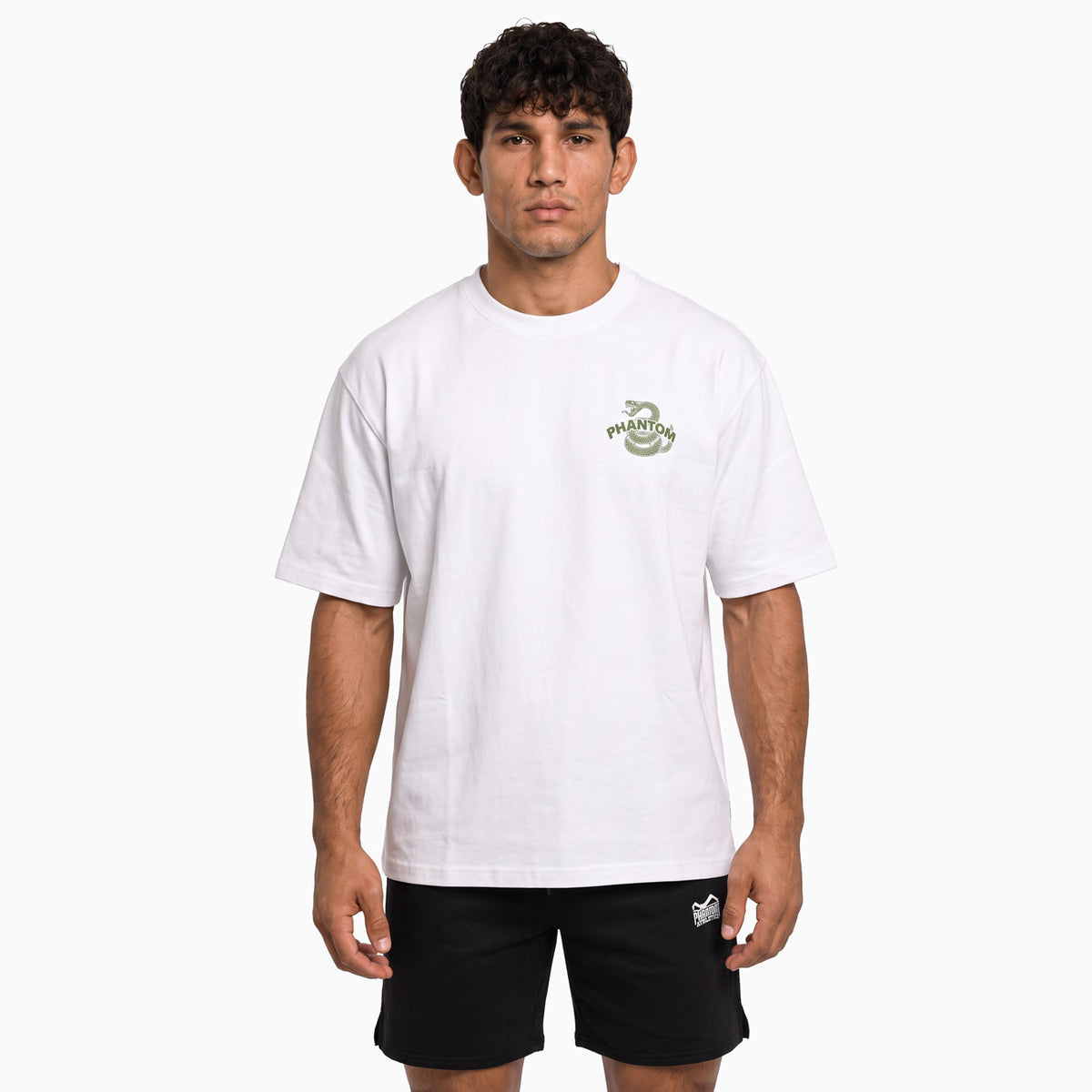 Das weiße Phantom Athletics DON'T TREAD ON ME Oversize T-Shirt setzt mit seinem olivgrünen Schlangenmotiv und dem markanten Schriftzug ein starkes Statement. Der hochwertige Baumwollstoff bietet hohen Tragekomfort für Kampfsport, Gym, Functional Fitness und Alltag.