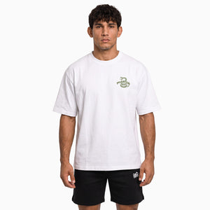 Das weiße Phantom Athletics DON'T TREAD ON ME Oversize T-Shirt setzt mit seinem olivgrünen Schlangenmotiv und dem markanten Schriftzug ein starkes Statement. Der hochwertige Baumwollstoff bietet hohen Tragekomfort für Kampfsport, Gym, Functional Fitness und Alltag.