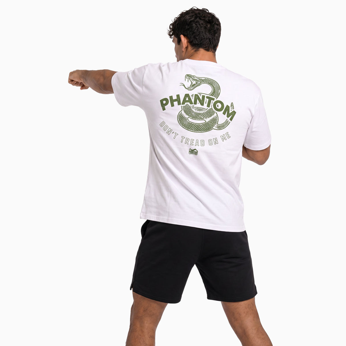 Mit dem Phantom Athletics Oversize Heavy T-Shirt DON'T TREAD ON ME erhalten Fighter moderne Fightwear mit großzügigem Schnitt und auffälligem Rückenprint. Das Shirt bietet viel Bewegungsfreiheit für MMA, BJJ, Grappling, Boxen, Muay Thai und Krafttraining.