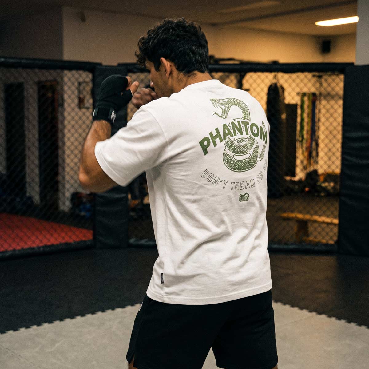 Das Phantom Athletics Oversize Heavy T-Shirt DON'T TREAD ON ME wurde für Athleten entwickelt, die Komfort, Bewegungsfreiheit und markanten Kampfsport-Style verbinden möchten. Das hochwertige Shirt aus 100 % Baumwolle eignet sich für MMA, Kickboxen, Boxen, BJJ und Functional Fitness.