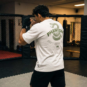 Das Phantom Athletics Oversize Heavy T-Shirt DON'T TREAD ON ME wurde für Athleten entwickelt, die Komfort, Bewegungsfreiheit und markanten Kampfsport-Style verbinden möchten. Das hochwertige Shirt aus 100 % Baumwolle eignet sich für MMA, Kickboxen, Boxen, BJJ und Functional Fitness.