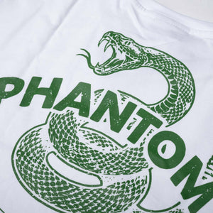 Das Phantom Athletics DON'T TREAD ON ME T-Shirt in Weiß verbindet modernen Streetwear-Style mit einem kraftvollen Schlangenmotiv für einen unverwechselbaren Fighter-Look. Der Oversize Heavy Fit macht das Shirt zum idealen Begleiter für Training, Gym und Freizeit.