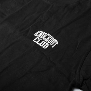 Das Phantom Athletics KNOCKOUT CLUB Oversize T-Shirt in Schwarz verbindet moderne Streetwear mit dem charakteristischen Look klassischer Box- und Kampfsport-Gyms. Der große weiße Rückenprint macht das Shirt zum markanten Begleiter für Training, Warm-up, Kampfsport-Events und Freizeit.