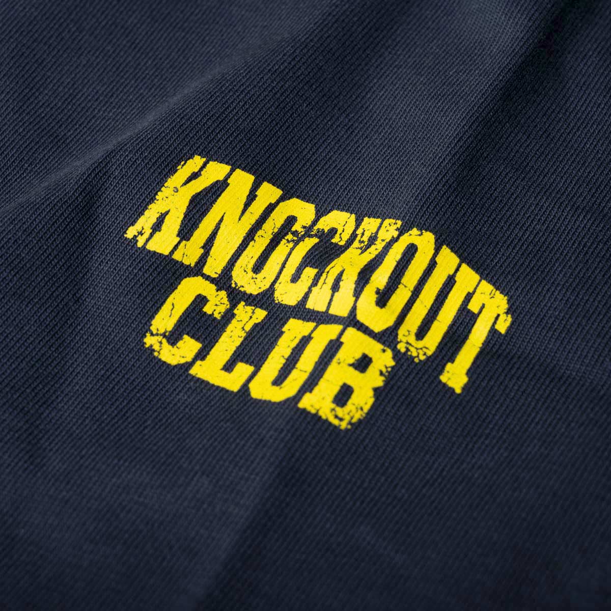 Das navyblaue Phantom Athletics KNOCKOUT CLUB Oversize T-Shirt kombiniert lässige Streetwear mit authentischer Kampfsport-Ästhetik und hochwertiger Verarbeitung. Oversize Fit, markanter Rückenprint und dezente Label-Details machen das Shirt zum idealen Begleiter für Training, Gym und Alltag.