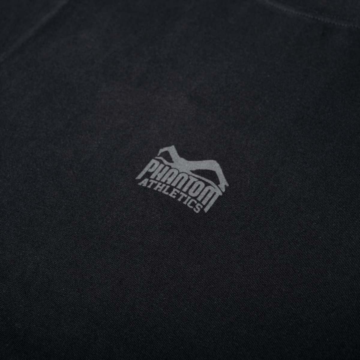 Mit dem Phantom Athletics Oversize T-Shirt Blacked erhalten Kampfsportler moderne Fightwear mit entspannter Passform und authentischem Fighter-Look. Das Shirt passt perfekt zu MMA, BJJ, Grappling, Wrestling, Boxen und Muay Thai.