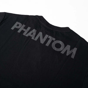 Das Phantom Athletics Blacked Oversize T-Shirt verbindet lässige Streetwear mit der kompromisslosen Ästhetik des Kampfsports. Ideal für ambitionierte Fighter beim Gym-Training, auf dem Weg zum Sparring oder als Freizeitbekleidung.