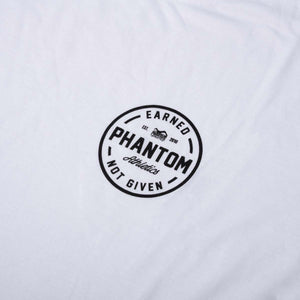 Das weiße Phantom Athletics T-Shirt Prime wurde für Athleten entwickelt, die sportliche Kampfsportbekleidung mit einem schlichten Design bevorzugen. Der Athletic Fit und das atmungsaktive Baumwoll-Mischgewebe begleiten Fighter beim Training, im Gym und in der Freizeit.