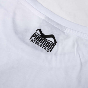 Das Phantom Athletics Prime T-Shirt in Weiß überzeugt mit geradem Saum, sportlicher Passform und einem charakteristischen Phantom Emblem auf der Brust. Die hochwertige Fightwear eignet sich für Boxen, MMA, Muay Thai, BJJ, Grappling und Fitness.