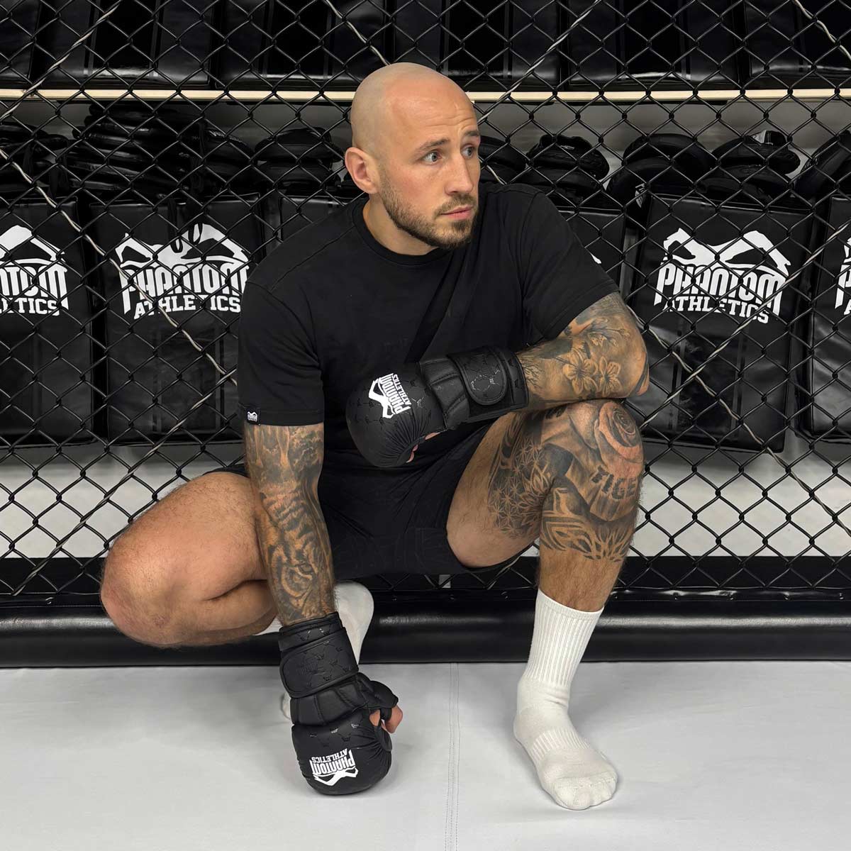 Phantom Athletics Elite MMA Sparring Gloves mit ergonomischem Schnitt und langlebiger Polsterung, ideal für intensive MMA‑Trainingseinheiten und Bodenkampf.