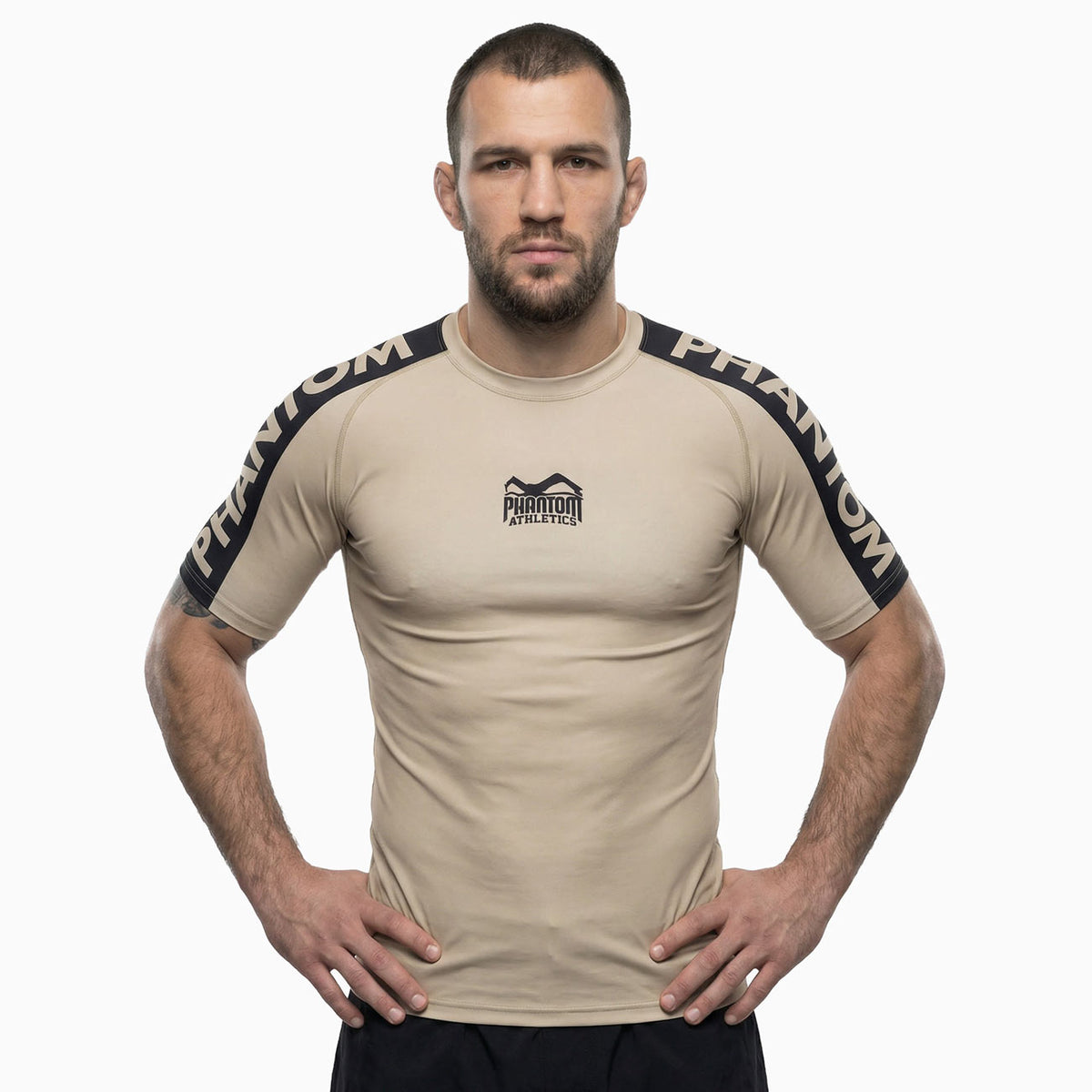 Rashguard für deinen Kampfsport von Phantom Athletics. Eng anliegendes Kompressionstop für MMA, BJJ, Ringen, Muay Thai und andere Fight Sportarten. Perfekte Verarbeitung, Tragekomfort und Performance. Ideal für Training und Wettkampf. Hier im Sand farbenen Apex Design.