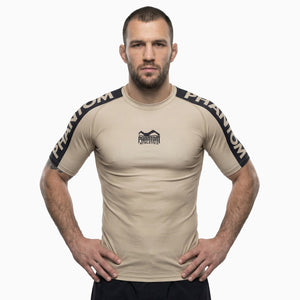 Rashguard für deinen Kampfsport von Phantom Athletics. Eng anliegendes Kompressionstop für MMA, BJJ, Ringen, Muay Thai und andere Fight Sportarten. Perfekte Verarbeitung, Tragekomfort und Performance. Ideal für Training und Wettkampf. Hier im Sand farbenen Apex Design.