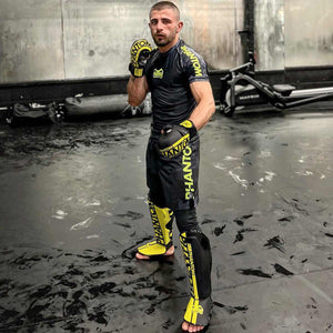 Phantom Athletics Schienbeinschoner Apex Striking Neon sind speziell für Kampfsportarten wie Kickboxen, MMA und Muay Thai konzipiert. Die hochwertige Verarbeitung und die neonfarbene Optik vereinen Funktionalität und Stil. Ein Muss für jedes intensive Training.