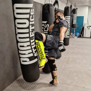 Die Phantom Athletics Apex Striking Neon Schienbeinschoner sind ideal für Kampfsportarten wie Muay Thai, MMA und Kickboxen. Sie bieten eine strapazierfähige Polsterung und einen sicheren Sitz, um Verletzungen zu vermeiden. Perfekt für Training, Sparring und Wettkämpfe.