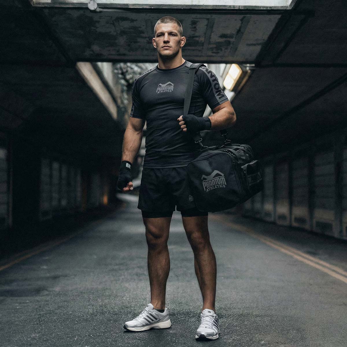 Hochwertige TEAM APEX Gym‑Bag von Phantom Athletics für Training und Reisen mit zahlreichen Innen‑ und Außenfächern für Handschuhe, Bandagen und Zubehör.