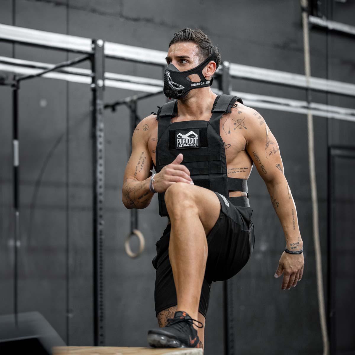 Die Phantom Trainingsmaske eignet sich für eine Vielzahl an Sportarten. Von Crossfit, über Laufen, Kampfsport, Triathlon und vielen mehr. Jetzt in limitierter Carbon Edition.