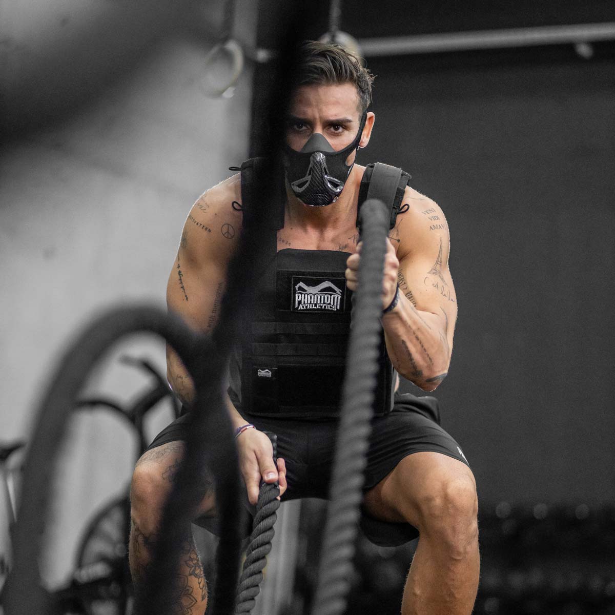 Mo Aidi beim Training mit der Phantom Carbon Trainingsmaske in der Crossfit Box. Ideales Trainingsgerät um deine Fitness auf das nächste Level zu heben. 