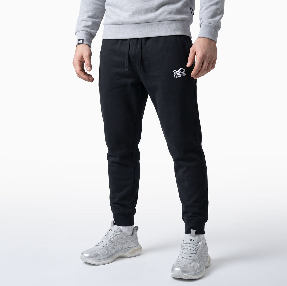 Die Phantom Athletics Jogger Unit Black wurde für Kampfsportler entwickelt, die Komfort und Funktion im Training und Alltag verbinden möchten. Das flexible, hochwertige Material eignet sich ideal für MMA, Boxen, Kickboxen oder Fitness und bietet maximale Bewegungsfreiheit beim Warm-up und Cool-down.