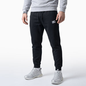 Die Phantom Athletics Jogger Unit Black wurde für Kampfsportler entwickelt, die Komfort und Funktion im Training und Alltag verbinden möchten. Das flexible, hochwertige Material eignet sich ideal für MMA, Boxen, Kickboxen oder Fitness und bietet maximale Bewegungsfreiheit beim Warm-up und Cool-down.