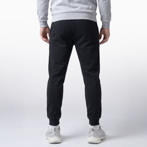 Diese schwarze Jogginghose von Phantom Athletics überzeugt mit sportlichem Schnitt und angenehmem Tragegefühl für intensive Trainingseinheiten. Perfekt geeignet für Gym, Sparring-Vorbereitung oder entspannte Recovery-Tage nach hartem Kampfsport-Training.