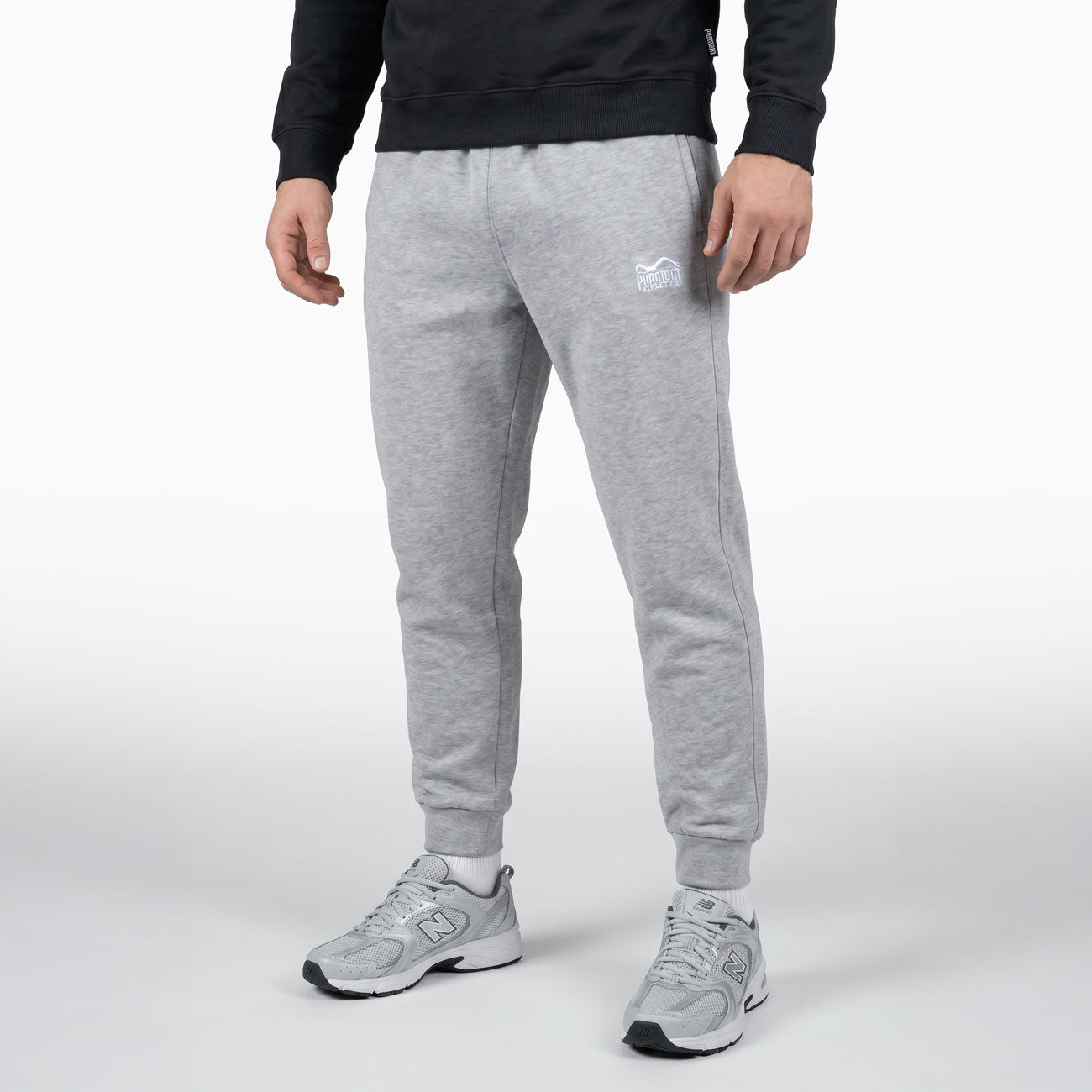 Die Phantom Athletics Jogger Unit Gray kombiniert sportlichen Komfort mit funktionalem Design für Kampfsportler und Athleten. Das weiche, flexible Material eignet sich ideal für MMA, Boxen, Kickboxen oder Fitness-Training und bietet optimale Bewegungsfreiheit im Gym und Alltag.