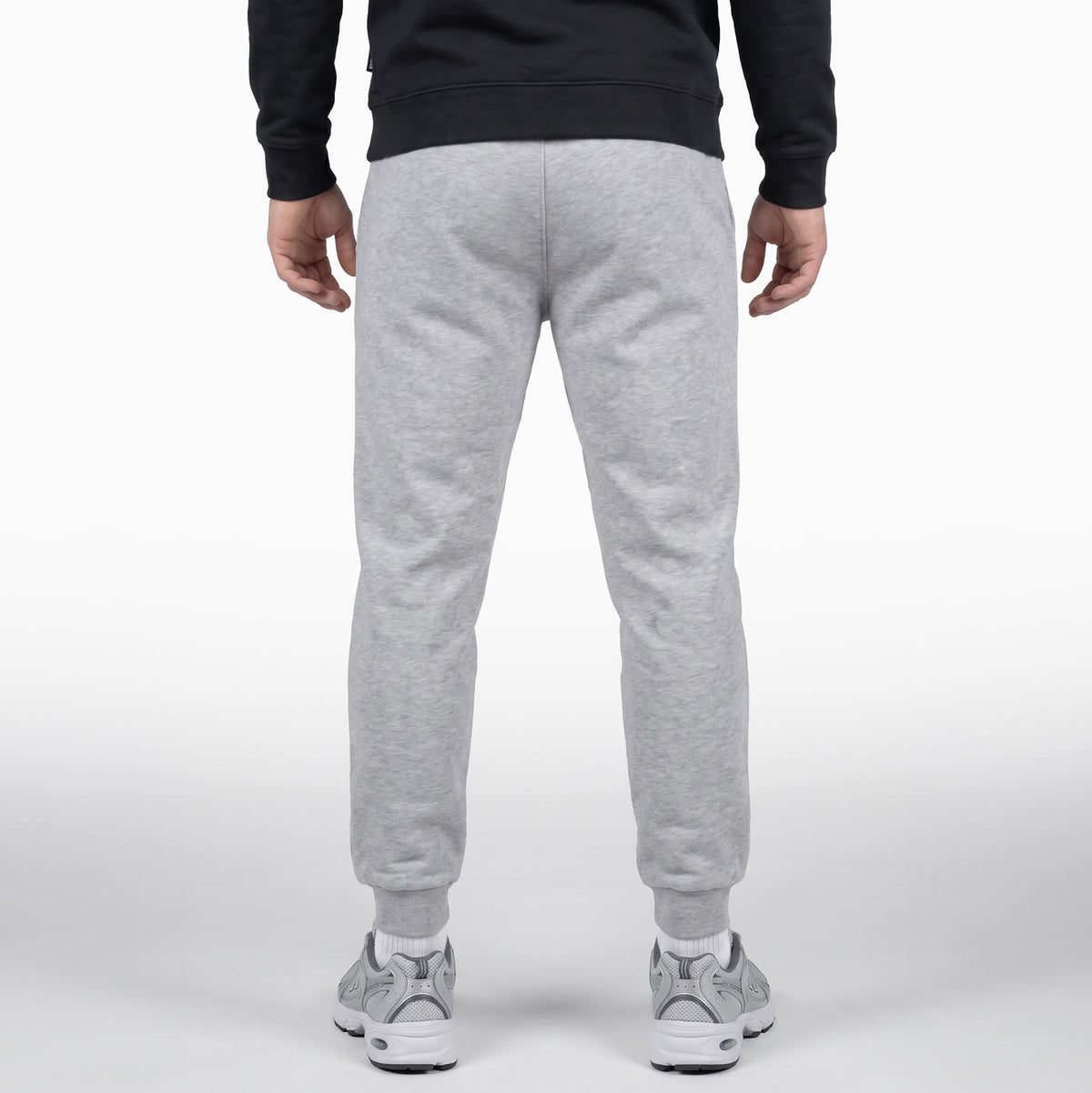 Diese hochwertige Jogginghose von Phantom Athletics wurde für intensive Trainingstage und entspannte Recovery-Phasen entwickelt. Der athletische Schnitt sorgt für hohen Tragekomfort beim Warm-up, Sparring oder funktionellen Kampfsport-Training und unterstreicht den modernen Fightwear-Style.