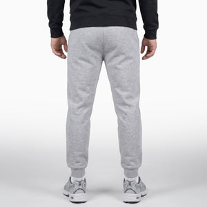 Diese hochwertige Jogginghose von Phantom Athletics wurde für intensive Trainingstage und entspannte Recovery-Phasen entwickelt. Der athletische Schnitt sorgt für hohen Tragekomfort beim Warm-up, Sparring oder funktionellen Kampfsport-Training und unterstreicht den modernen Fightwear-Style.