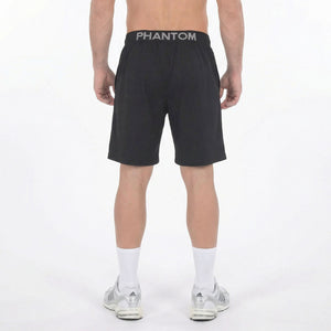 Diese MMA Shorts von Phantom Athletics bieten dir optimalen Halt dank elastischem Bund und Kordelzug bei jeder Bewegung. Perfekt für ambitionierte Kampfsportler, die Wert auf Qualität, Komfort und Performance legen.