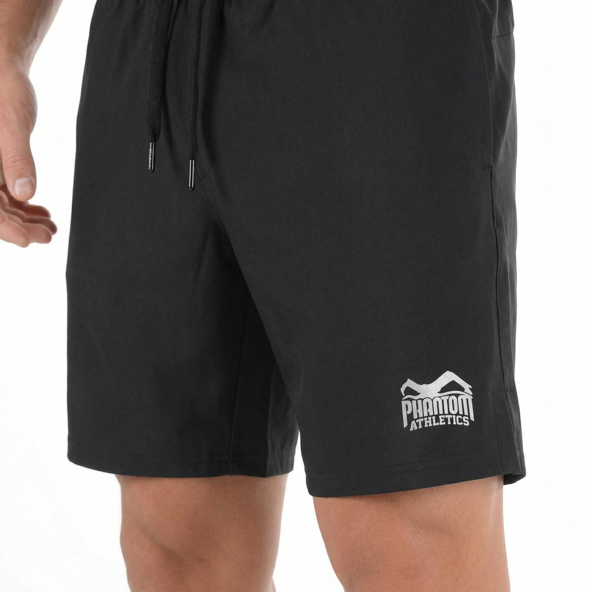 Die schwarzen Training Shorts von Phantom Athletics kombinieren sportliches Design mit professioneller Performance im Kampfsport. Optimal für MMA, Jiu-Jitsu oder Boxen – entwickelt für anspruchsvolle Athleten im täglichen Training.
