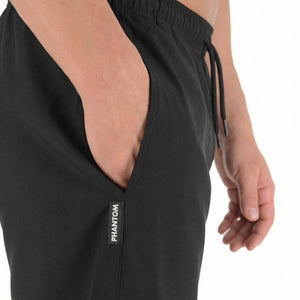 Leichte und strapazierfähige Kampfsport Shorts für intensive Workouts und technische Einheiten auf der Matte von Phantom Athletics. Perfekt für Kickboxen, Muay Thai und Fitness-Training mit maximaler Bewegungsfreiheit.