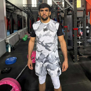 Hochwertige 3/4-Tights „Apex“ von Phantom Athletics in Weiß für Kampfsport, MMA, Jiu-Jitsu und Fitness-Training. Bieten optimalen Sitz, Flexibilität und Komfort für Sparring, Grappling und intensive Workouts. Perfekt für ambitionierte Athleten.