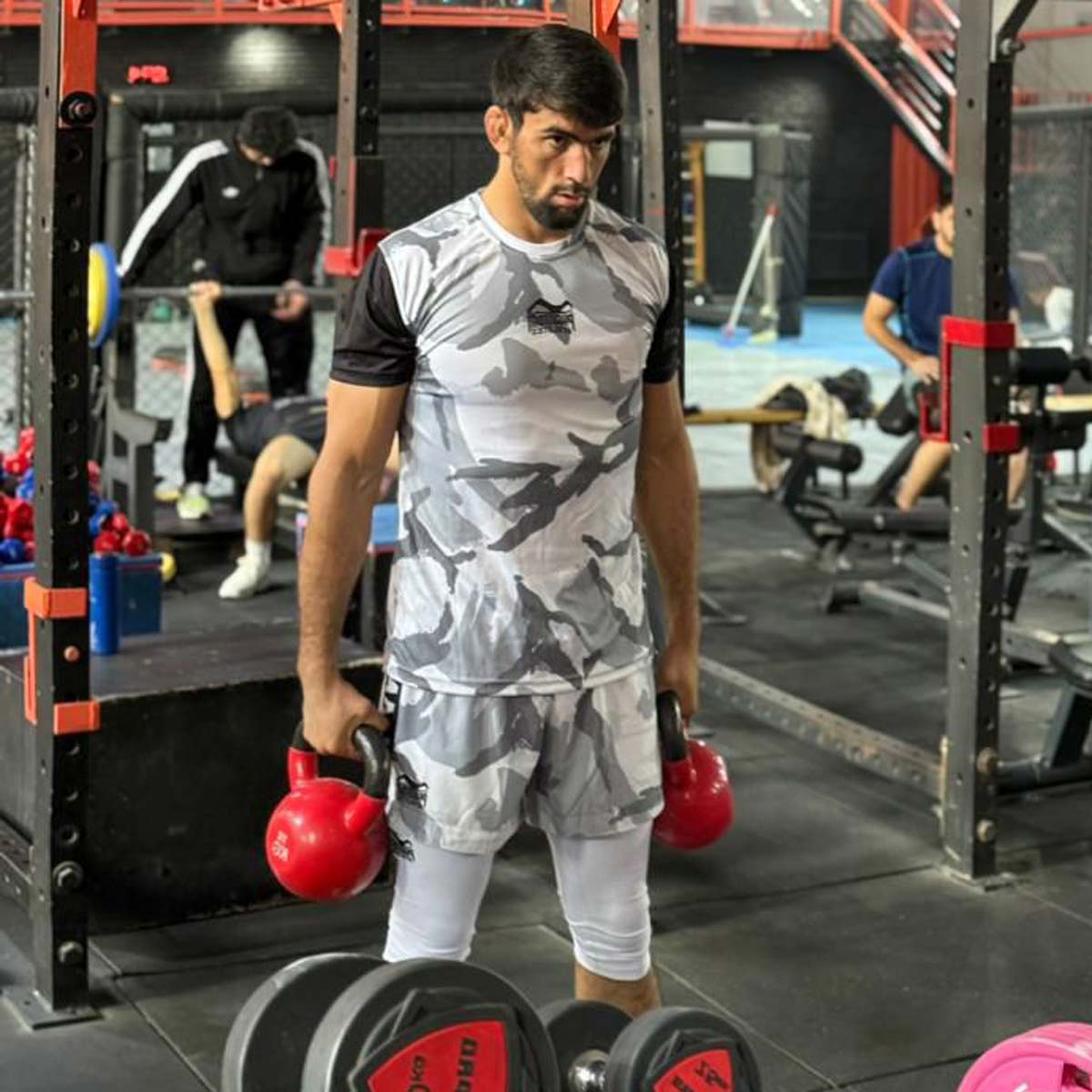 Leistungsstarke 3/4-Tights von Phantom Athletics, Modell „Apex“ in Weiß, für Kampfsport, MMA und Boxtraining. Sorgen für maximale Bewegungsfreiheit, Stabilität und Komfort beim Training und Wettkampf. Ideal für Grappling, Jiu-Jitsu und Fitness.