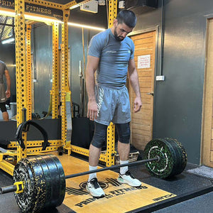 Hochwertige Phantom Athletics 3/4‑Tights Apex in Schwarz, ideal für intensives Kampfsport‑Training im MMA, Boxen und Kickboxen sowie funktionelles Gym‑Workout mit atmungsaktivem, elastischem Material für optimale Bewegungsfreiheit. Die enganliegende Passform unterstützt Muskelstabilität bei Technik‑ und Kraft‑Einheiten, sorgt für Komfort und trocknet schnell bei starkem Schweiß. Diese Premium‑Tights kombinieren Performance, Stil und Funktion für ambitionierte Athleten.