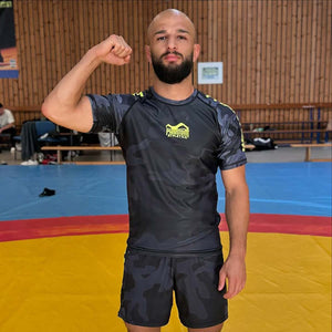 Die Fightshorts Evo Neon von Phantom Athletics verbinden auffälliges Neon-Design mit leistungsstarker Funktionalität für MMA, Grappling und Kickboxen. Das leichte, widerstandsfähige Material sorgt für maximale Bewegungsfreiheit und Langlebigkeit im harten Training.