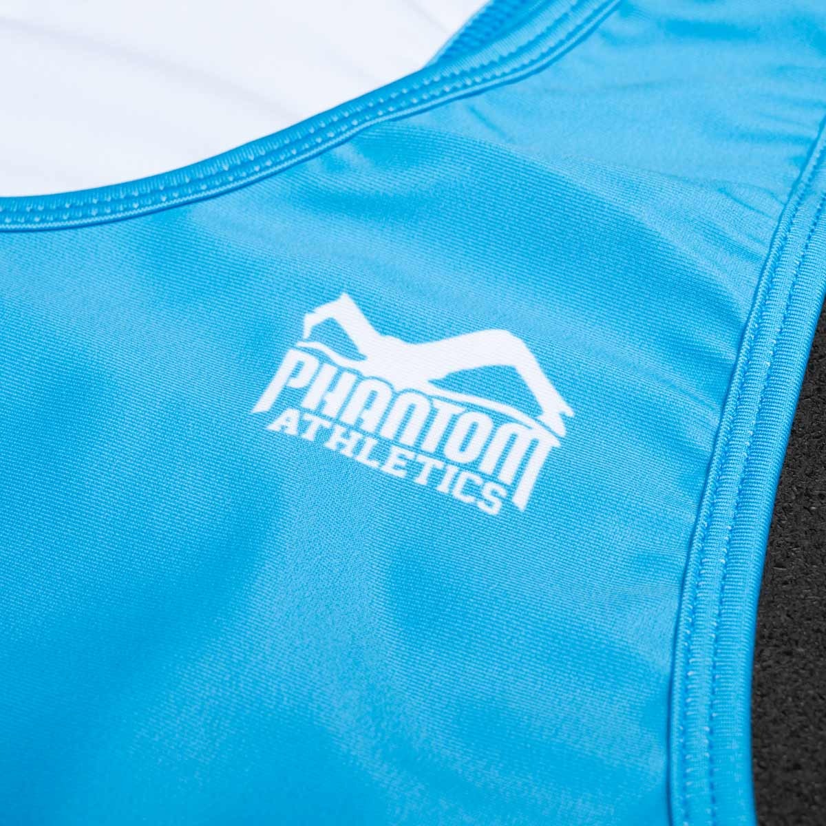 Das PHANTOM APEX Ringer Trikot Set erfüllt die UWW-Anforderungen und bietet idealen Halt und Schutz bei professionellen Wettkämpfen. Perfekt für Ringer, die Wert auf Qualität und Performance legen.
