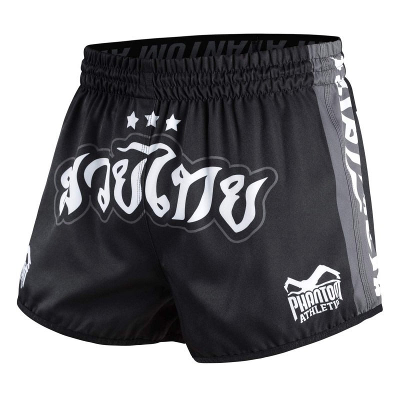 Die Revolution Muay Thai Fightshorts von Phantom Athletics in klassischem Schwarz bieten Muay Thai-Athleten maximale Bewegungsfreiheit und Strapazierfähigkeit. Diese Shorts sind ideal für das tägliche Training und Wettkämpfe und kombinieren einen traditionellen Schnitt mit modernen, atmungsaktiven Materialien.