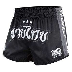 Die Revolution Muay Thai Fightshorts von Phantom Athletics in klassischem Schwarz bieten Muay Thai-Athleten maximale Bewegungsfreiheit und Strapazierfähigkeit. Diese Shorts sind ideal für das tägliche Training und Wettkämpfe und kombinieren einen traditionellen Schnitt mit modernen, atmungsaktiven Materialien.