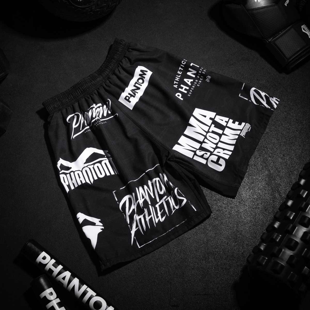 Die Fightshorts EVO Legend sind mit einem elastischen Bund und Kordelzug ausgestattet, die einen sicheren Sitz selbst bei intensiven Bewegungen garantieren. Durch den verstellbaren Bund bieten die Shorts individuellen Komfort und sorgen dafür, dass sie auch bei kraftvollen Takedowns und schnellen Richtungswechseln optimal an ihrem Platz bleiben.