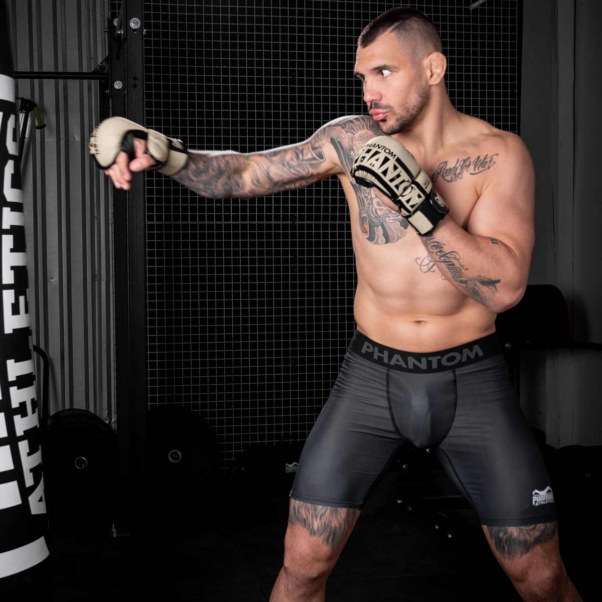 Vector Apex Black Shorts von Phantom Athletics, speziell für Kampfsportarten wie MMA, Grappling und Muay Thai entwickelt. Funktionales Design unterstützt schnelle Bewegungen und kraftvolle Techniken.
