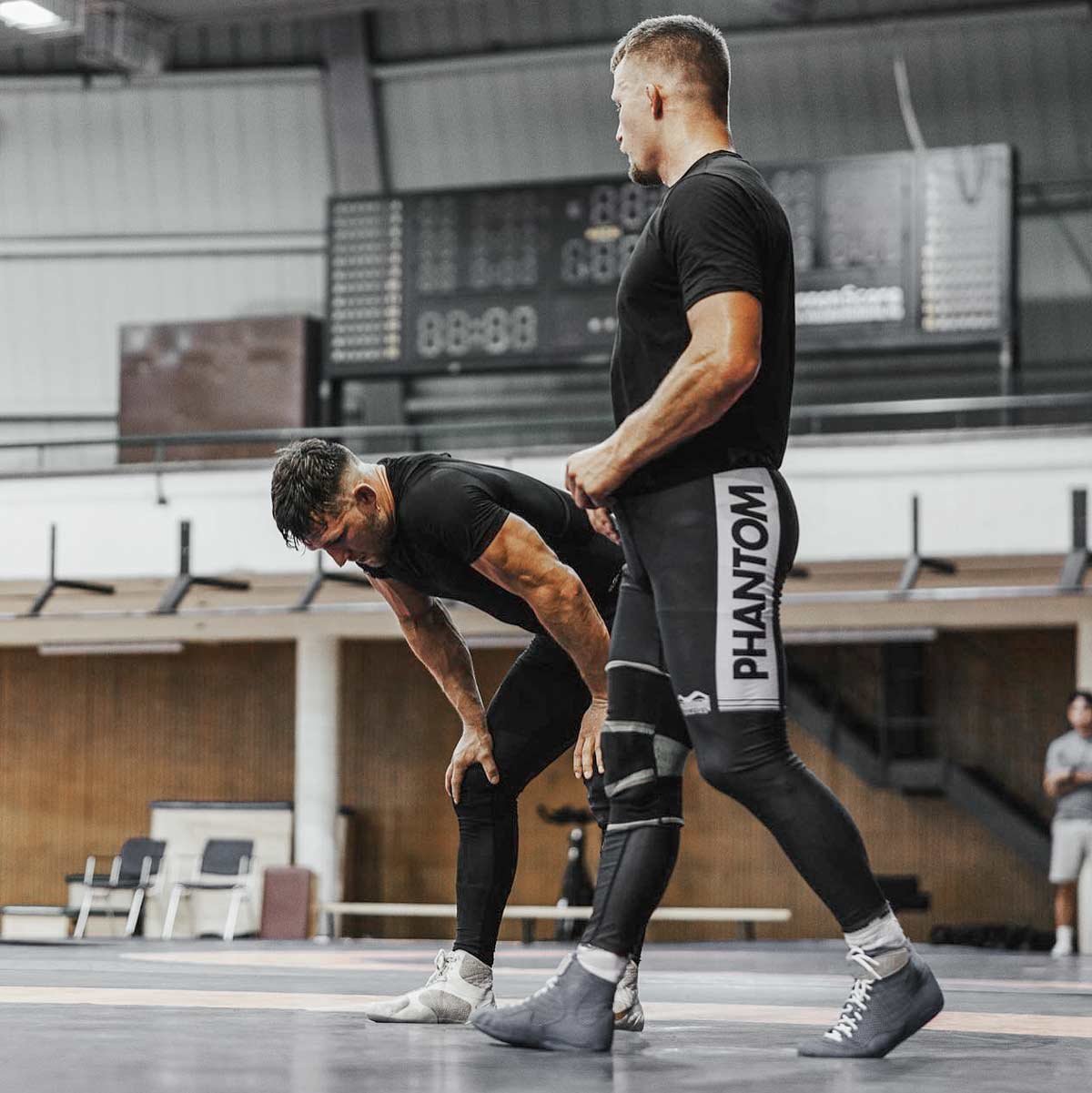 Apex Black Tights von Phantom Athletics, ideal für Grappling, BJJ und MMA. Langlebig und flexibel, perfekt für intensive Trainingseinheiten und Wettkämpfe.