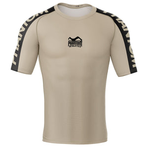 Hochwertiger Rashguard aus der Apex Black Kollektion von Phantom Athletics, speziell für Kampfsportarten wie Muay Thai und MMA entwickelt. Atmungsaktives Material sorgt für Komfort bei intensiven Trainingseinheiten.