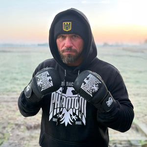 MMA-Fighter Sebastian Risch mit Phantom Athletics Beanie Team Germany.