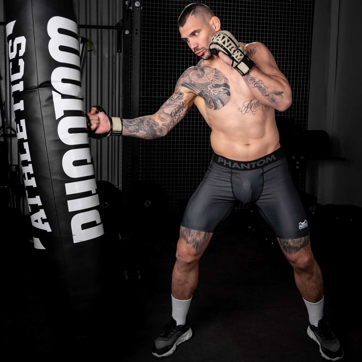 Phantom Athletics Fightshorts Vector Apex Black, speziell für Muay Thai, MMA und Grappling entwickelt. Strapazierfähige Materialien und eine ergonomische Passform bieten Bewegungsfreiheit und Komfort.