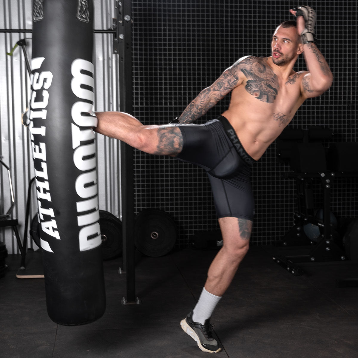 Phantom Athletics Fightshorts im Apex Black Design, ideal für Grappling, MMA und Thaiboxen. Leichtes und strapazierfähiges Material garantiert Langlebigkeit und Flexibilität.