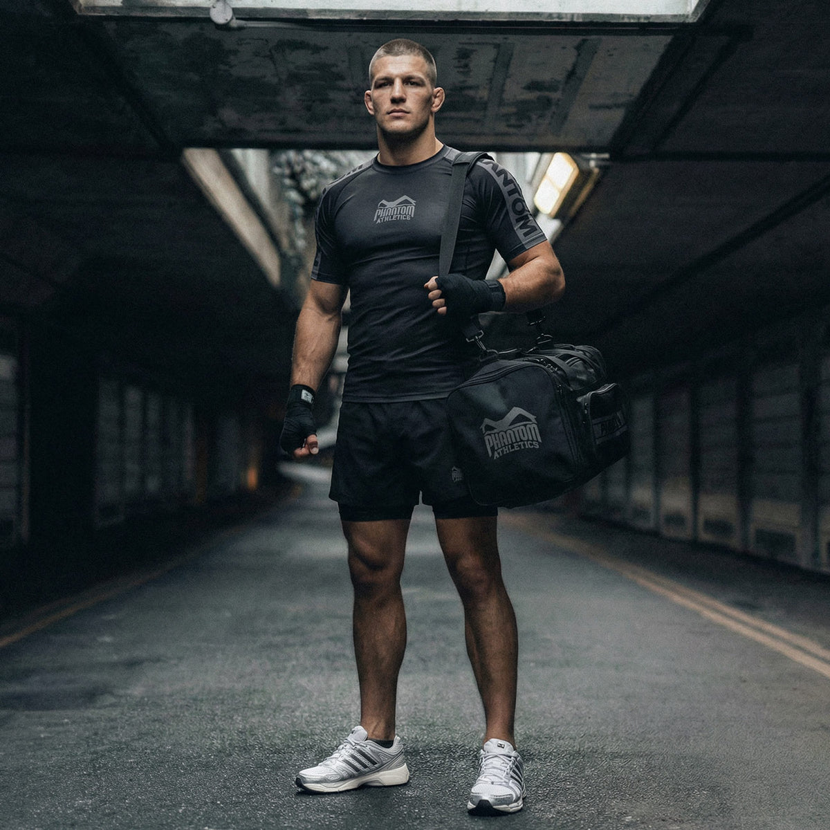 Funktionale Kampfsportshorts von Phantom Athletics für MMA, Kickboxen und Boxtraining. Hochwertige Materialien garantieren Komfort und Langlebigkeit.