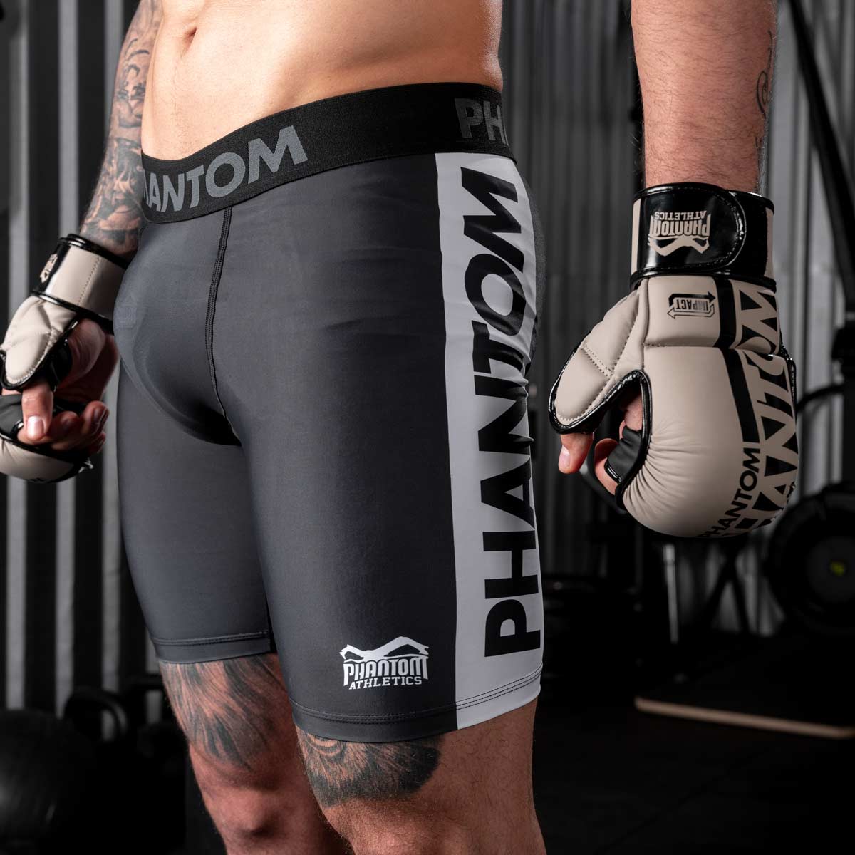 Hochwertige Fightshorts Vector Apex Black von Phantom Athletics, ideal für MMA- und Thaibox-Athleten. Atmungsaktive Materialien und ein sicherer Sitz bieten höchsten Komfort bei intensiven Trainingseinheiten.